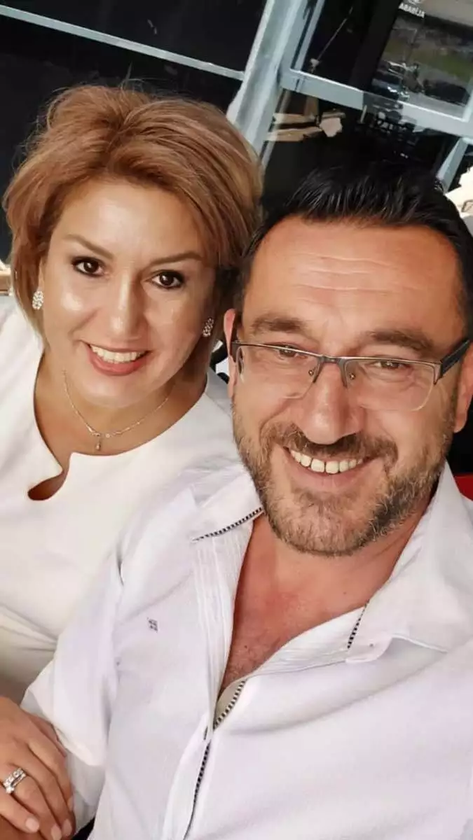 Mehmet erdoğan 8 ay önce evlendiği kadın doğum uzmanı dr. Zeynep erdoğan ile 14 yaşındaki erkek çocuğu a. A. 'nın ellerini bağlayıp işkence yaptı.
