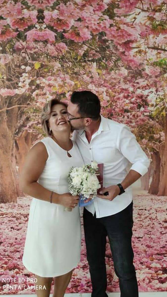 Olay A.A.'nın evden elleri bağlı şekilde çıktığını gören komşuların ihbarıyla ortaya çıkarken, eve gelen ekiplerin yaptığı incelemede vücudunda 5 bıçak darbesi bulunan Zeynep Erdoğan'ın yaşamını yitirdiği belirlendi.