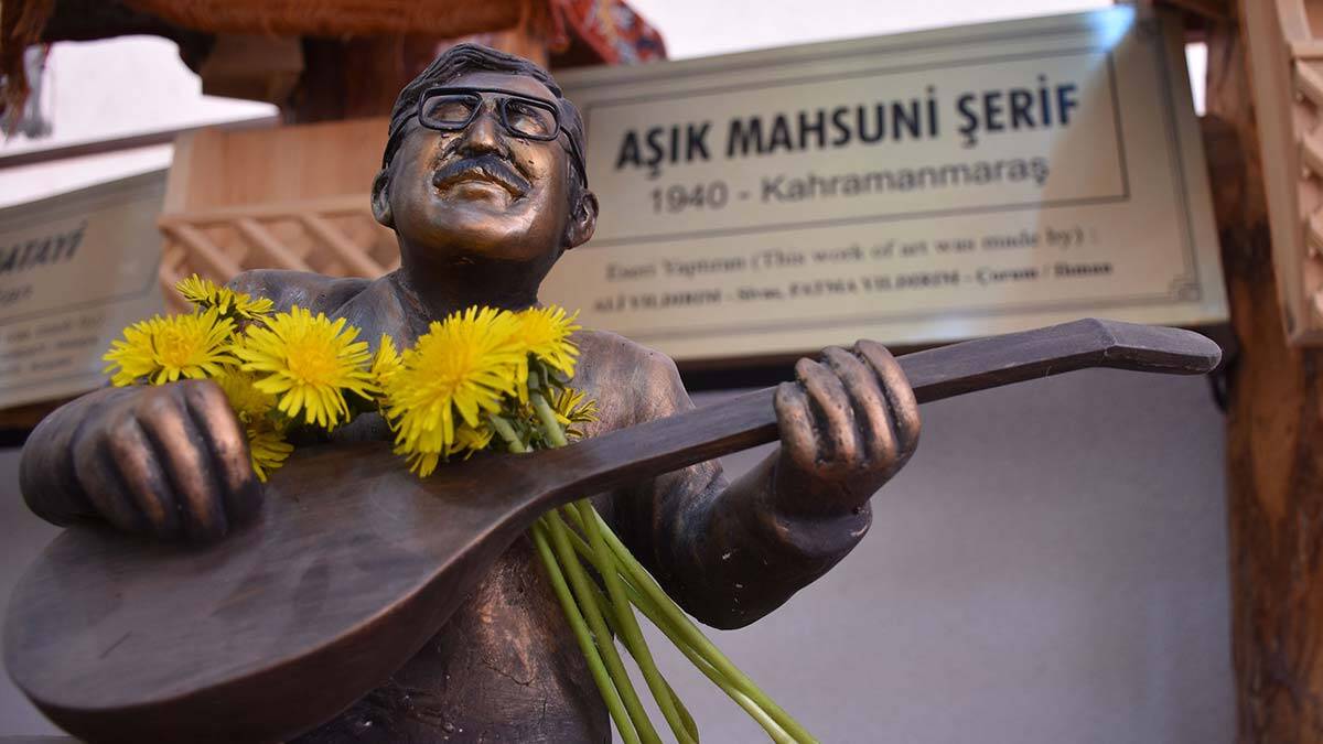 Saz ustası Aşık Mahzuni Şerif'i türküleriyle andı