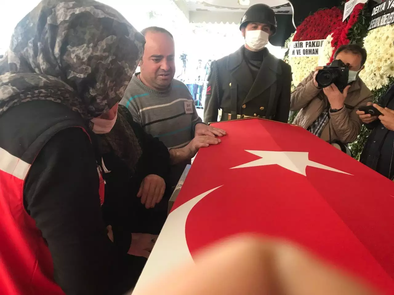 Irak'ın kuzeyindeki pençe yıldırım harekatında şehit olan 25 yaşındaki sözleşmeli er müslüm toprak son yolculuğuna uğurlandı.