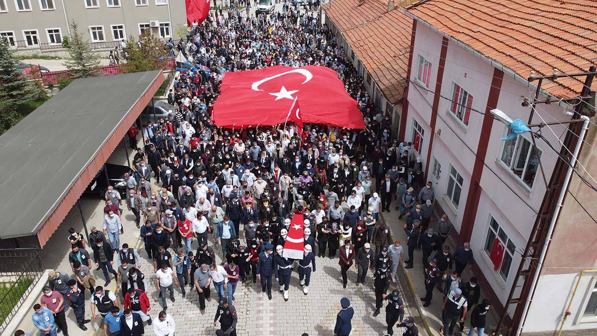 Pençe-Yıldırım Operasyonun'da teröristlerin roketli saldırısı sonucu şehit olan Piyade Uzman Çavuş Ahmet Asan toprağa verildi.