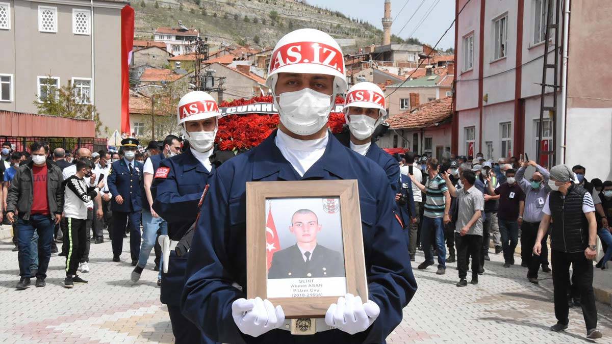 Şehit Asan’ın cenazesi Hakkari Dağ ve Komando Tugay Komutanlığı'nda düzenlenen törenin ardından memleketi Kütahya'ya uçakla getirildi.