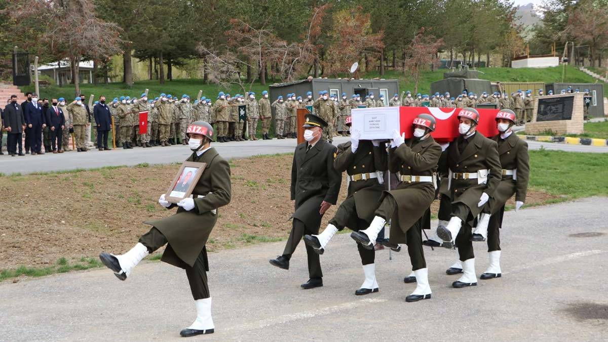 Irak'ın kuzeyinde gerçekleştirilen Pençe- Yıldırım Harekatı'nda ağır yaralanan ve kurtarılamayan şehit Uzman Çavuş Asan memleketine uğurlandı.