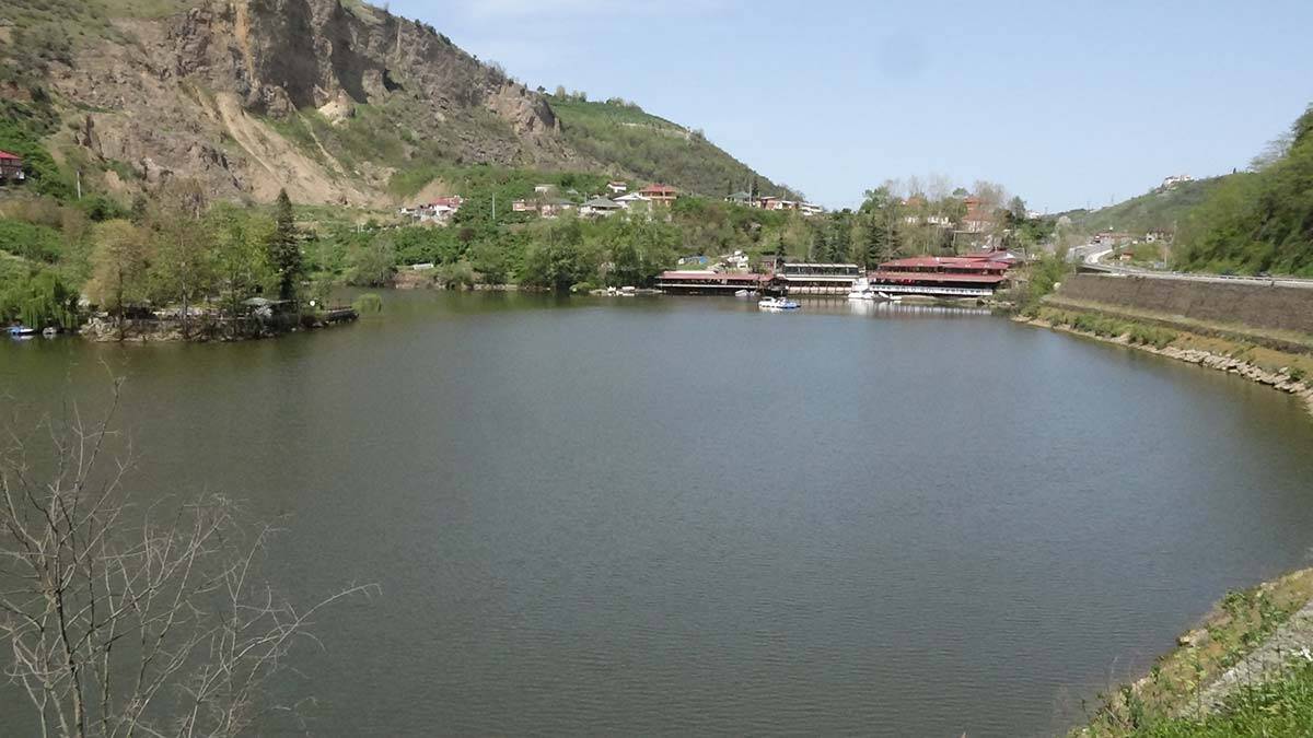 Trabzon’un Akçaabat ilçesinde, 1950'de meydana gelen heyelanın ardından oluşan ve doğal güzelliğiyle öne çıkan tabiat parkı Sera Gölü, balçıkla kaplandı, Sera Deresi yatağına atılan çöplerin birikmesiyle kirlilik oluştu.