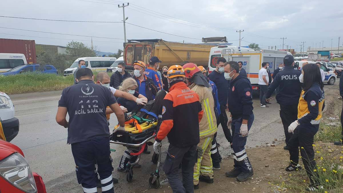 Servis midibüsü bariyerlere çarpıp devrildi