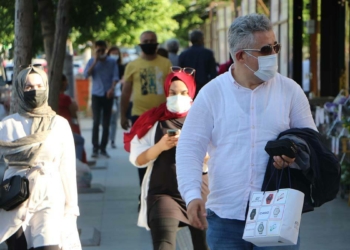Sıcakta nemlenen maske sık sık değiştirilmeli