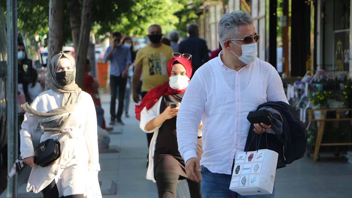 Sıcakta nemlenen maske sık sık değiştirilmeli