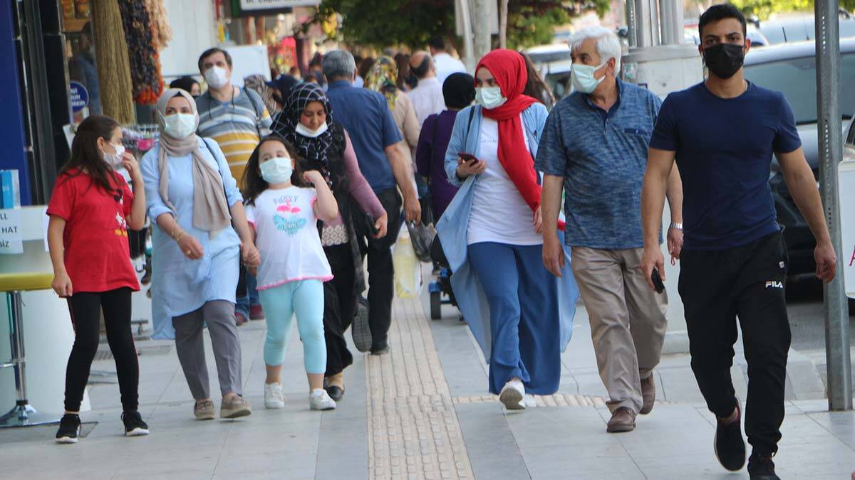 Sıcakta nemlenen maske sık sık değiştirilmeli
