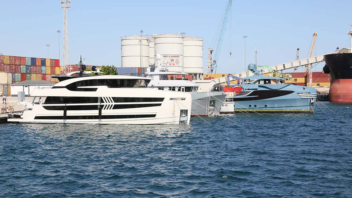 Yakın zamanda denize indirilen ve test çalışmaları süren süper lüks yatta yeni rekor 74 metre, yatın lojistik amaçlı lüks tekne olduğu belirtildi.