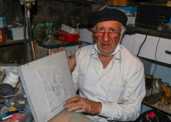 Sönmüş volkanik taşlara Asur tabletlerini işliyor