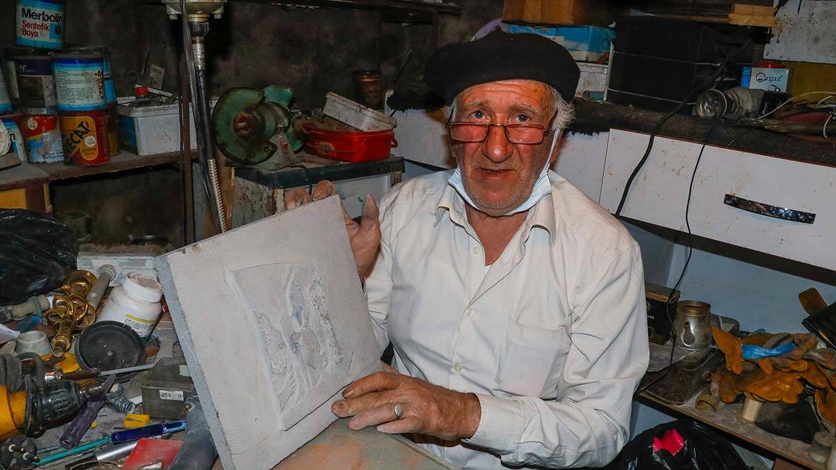 Sönmüş volkanik taşlara Asur tabletlerini işliyor