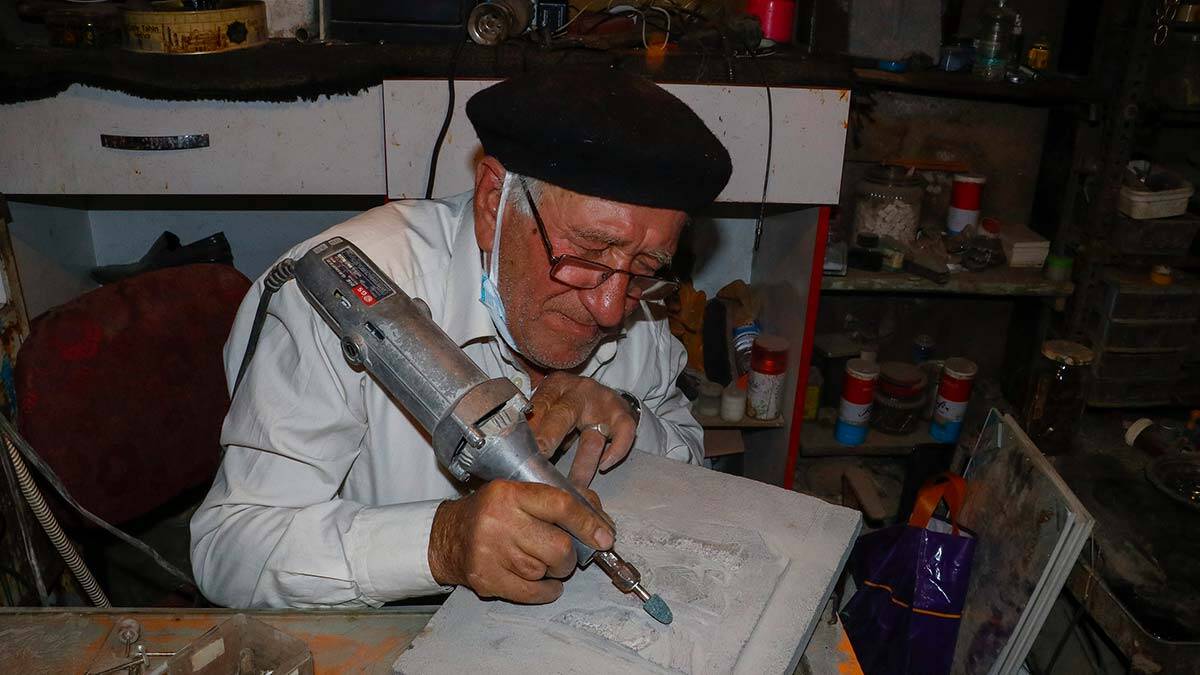 Sönmüş volkanik taşlara Asur tabletlerini işliyor