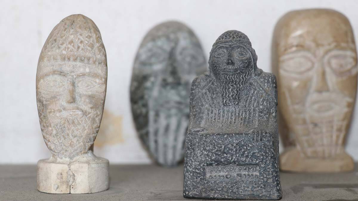 Suriyeli Sabah Kasım Gargüli, Diyarbakır'daki sönmüş volkanik Karacadağ'ın eteklerinden topladığı taşlara Asur tabletlerini işliyor. 