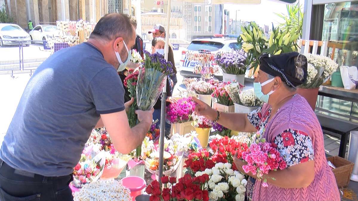 Koronavirüs tedbirleri kapsamında uygulanan tam kapanmada bu hafta sonu muaf tutulan çiçekçilerde Anneler Günü yoğunluğu yaşandı.