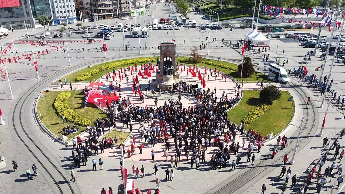 Taksim cumhuriyet anıtı'nda 19 mayıs töreni