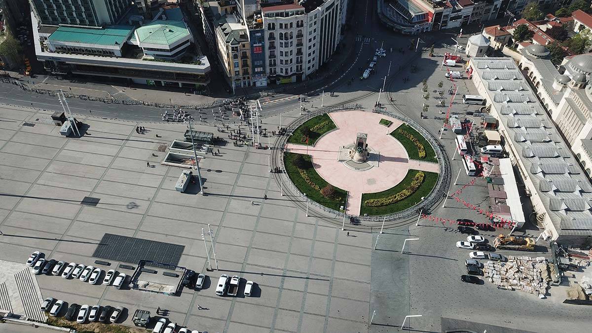 Polis, meydana çıkan yolları bariyerler ile kapattı.