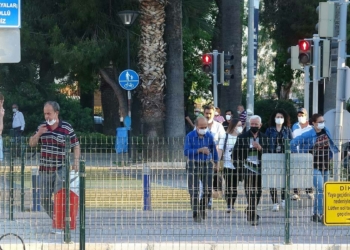 İzmir'de cadde ve sokaklarda yoğunluk