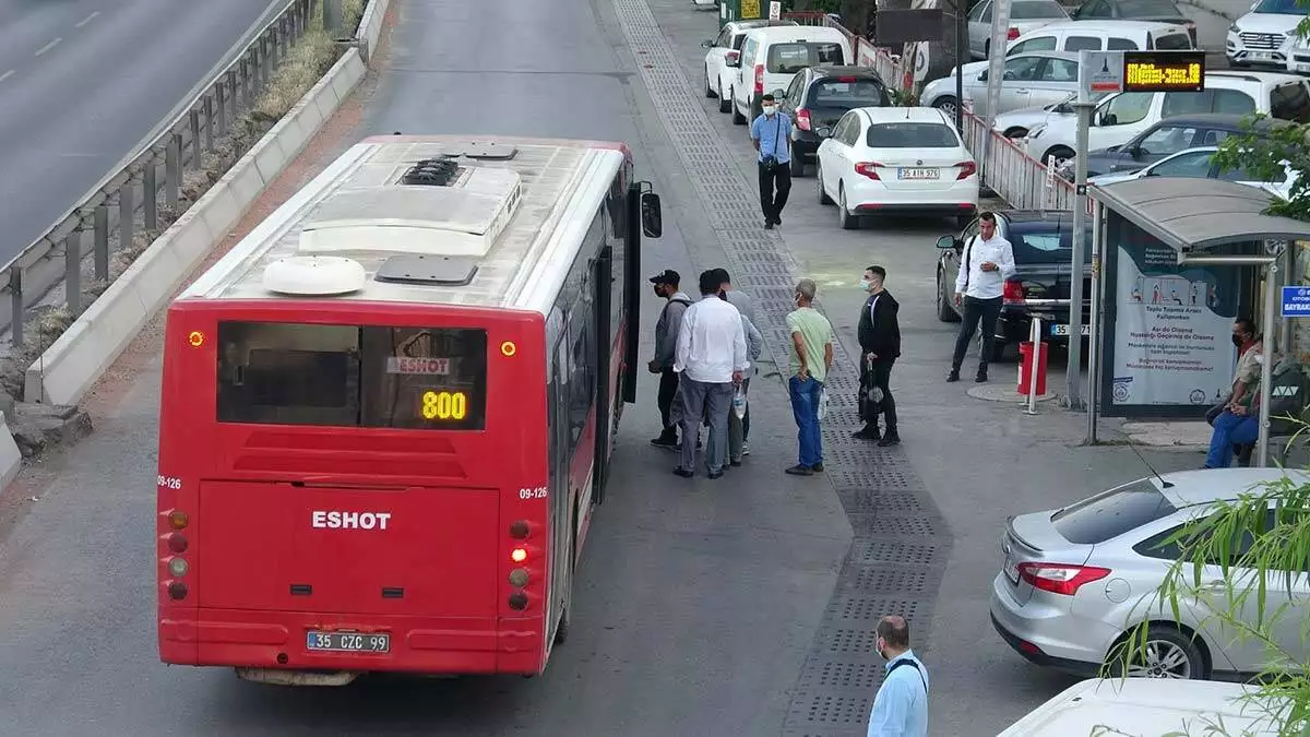 İzmir'de cadde ve sokaklarda yoğunluk