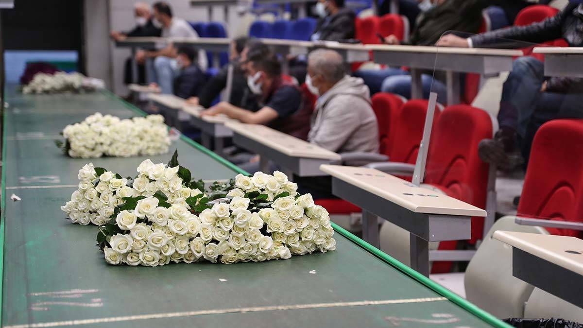 Her anneler günü haftasında yoğunluğun yaşandığı çiçek borsasında, bu yıl tam kapanma olması nedeniyle çoğu koltuk boş kaldı.