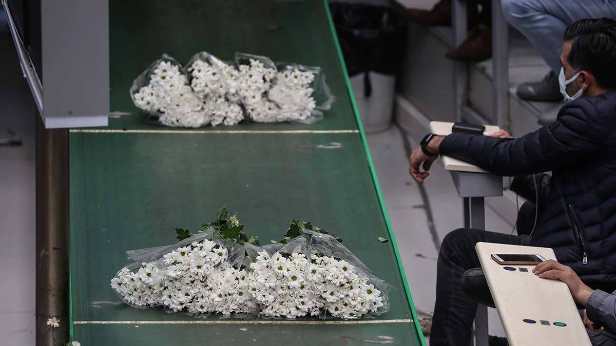 Her anneler günü haftasında yoğunluğun yaşandığı çiçek borsasında, bu yıl tam kapanma olması nedeniyle çoğu koltuk boş kaldı.