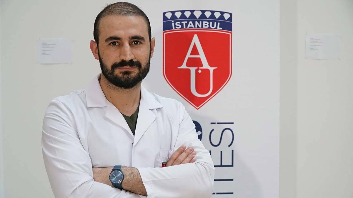 Pandemi nedeniyle başlatılan tam kapanma devam ediyor. Antrenör Barış Çakmar, tam kapanmada formu koruyan temel egzersizler hakkında bilgi verdi.