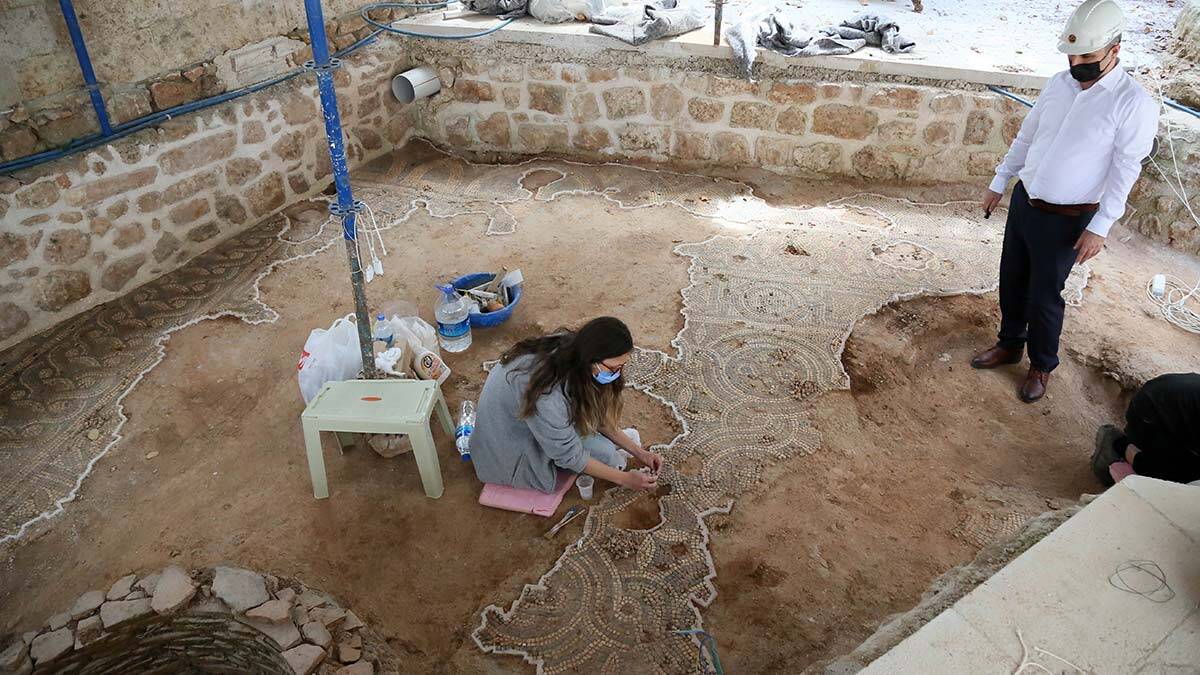 Antalya kaleiçi'ndeki osmanlı dönemine ait tarihi caminin avlusunda roma dönemine ait mozaik bulundu.