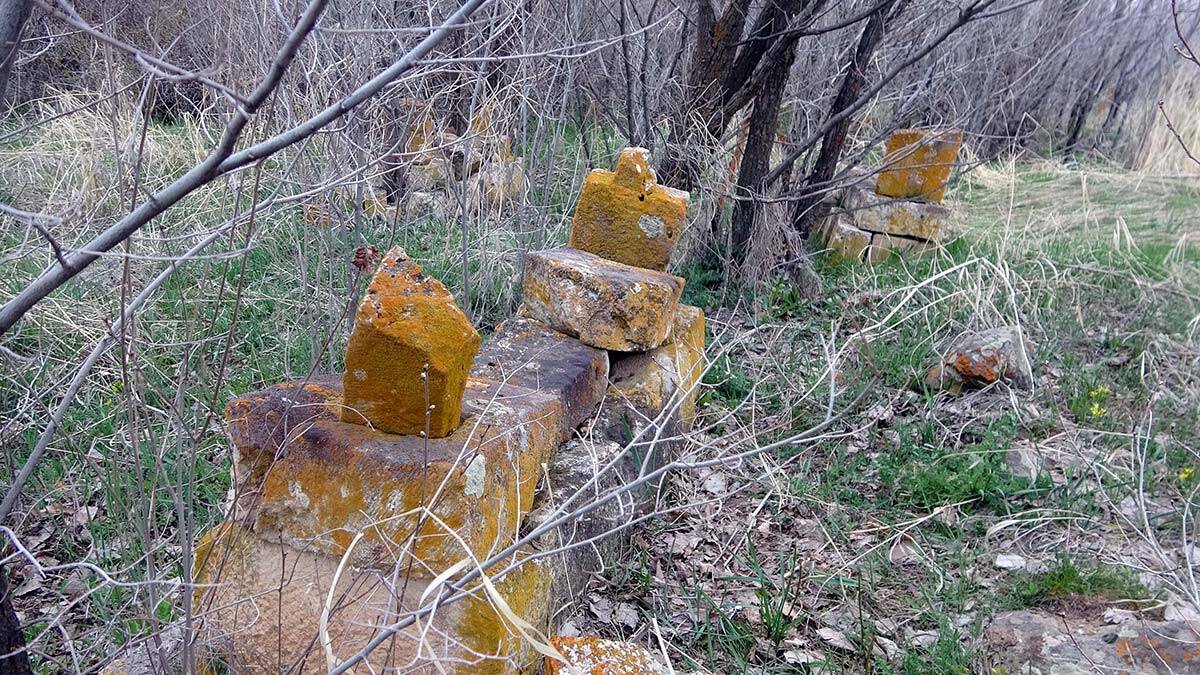 Tarihi Haydar Baba Mezarlığı'nda defineci talanı