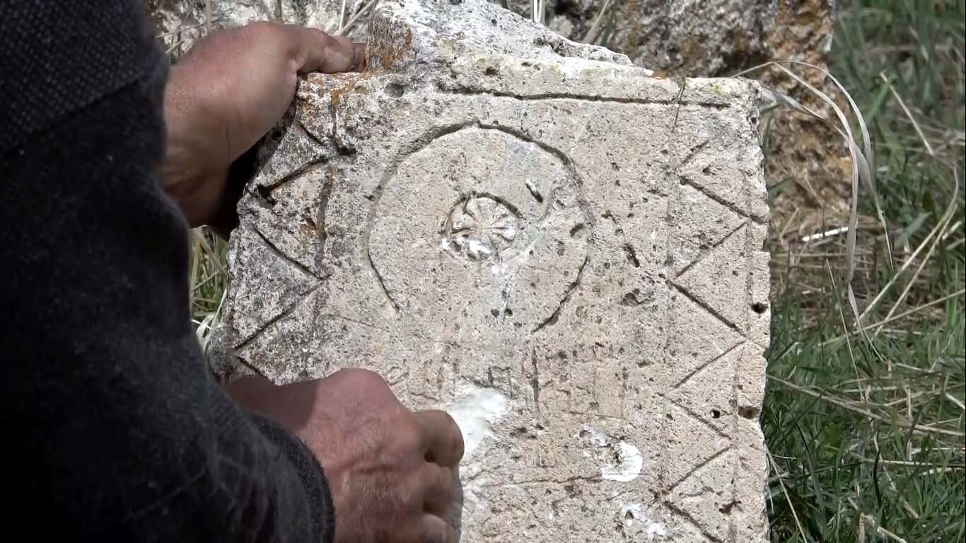 Erciş ilçesinin Haydarbey Mahallesi'nde bulunan Tarihi Haydar Baba Mezarlığı'nda defineci talanı