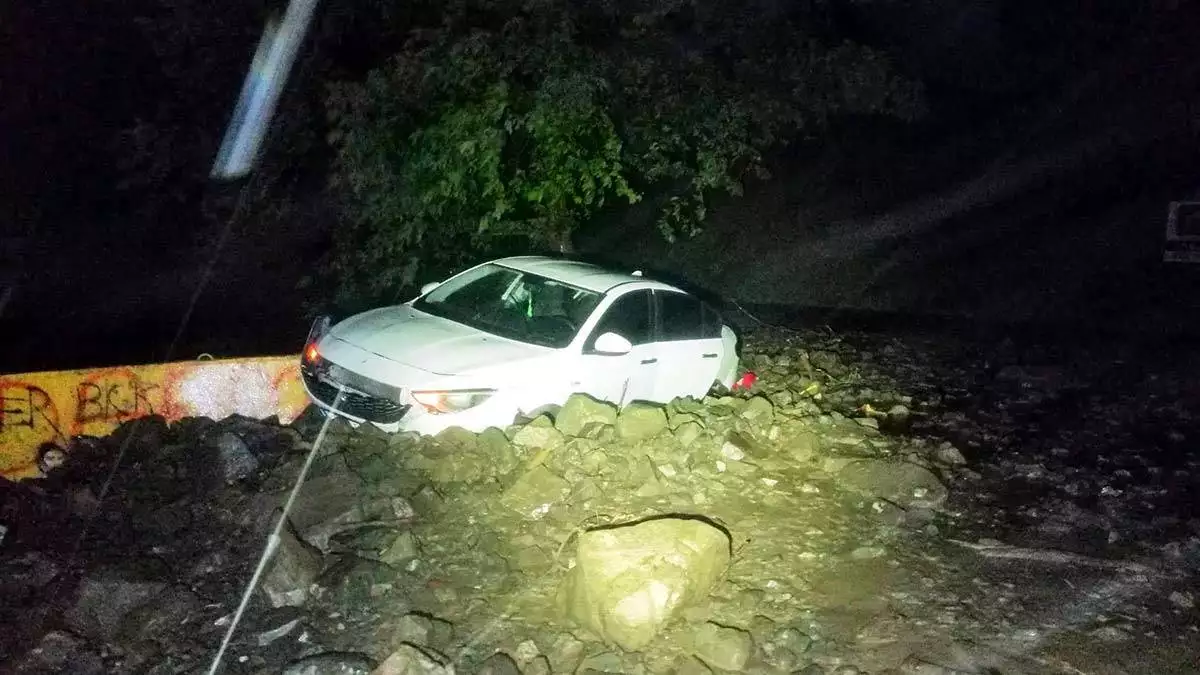 Tekirdağ’ın şarköy ilçesinde sağanak yağış etkili oldu. Yağışlar nedeniyle saat 19. 30 sıralarında kırsal uçmakdere ile yeniköy arasındaki karayolunda  heyelan meydana geldi.