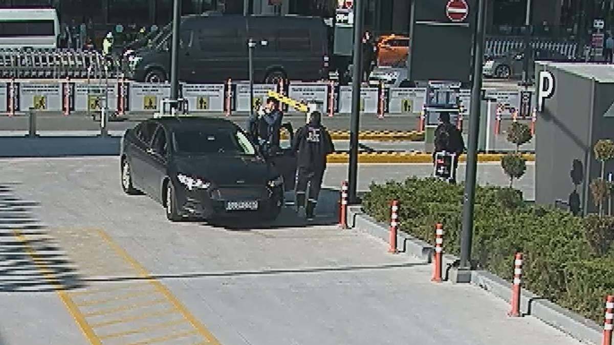 Kripto para borsası Thodex soruşturmasında kırmızı bültenle aranan şirketin kurucusu Faruk Fatih Özer'in yurt dışına kaçışına ilişkin görüntüler ortaya çıktı.