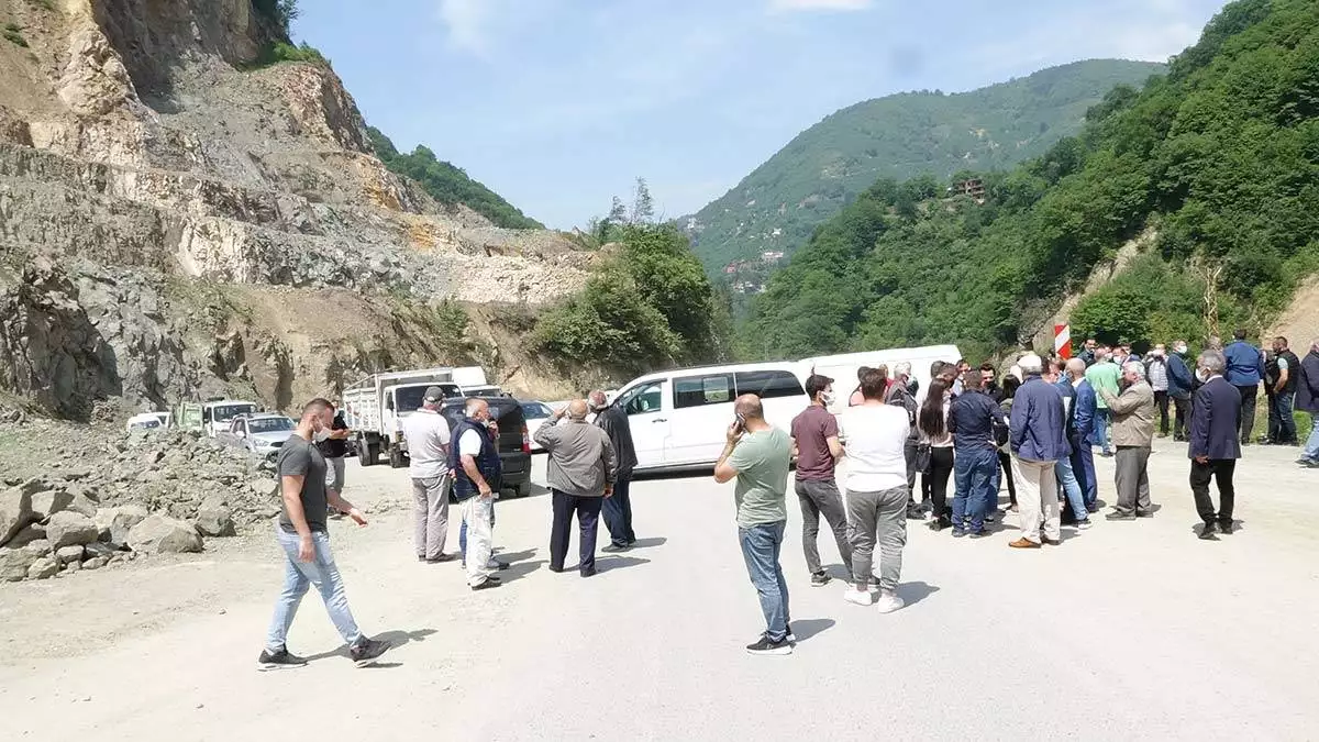 Trabzon'da kayalar tehlike oluşturuyor