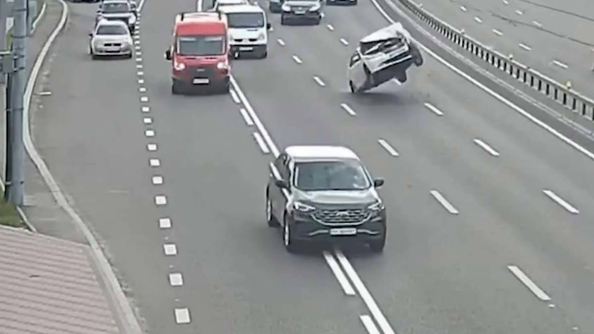 Troleybüs tellerini fark edemeyen araç takla attı