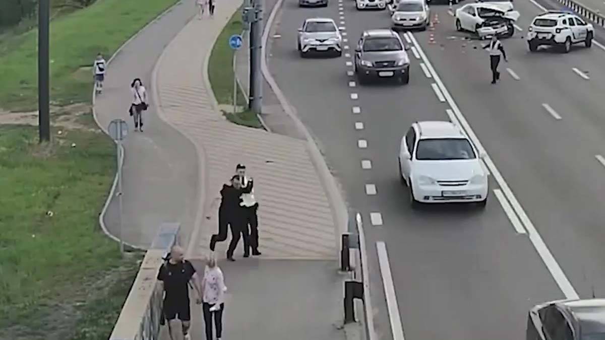 Otomobil şaha kalkarak devrildi. O anlar güvenlik kamerasına yansıdı.