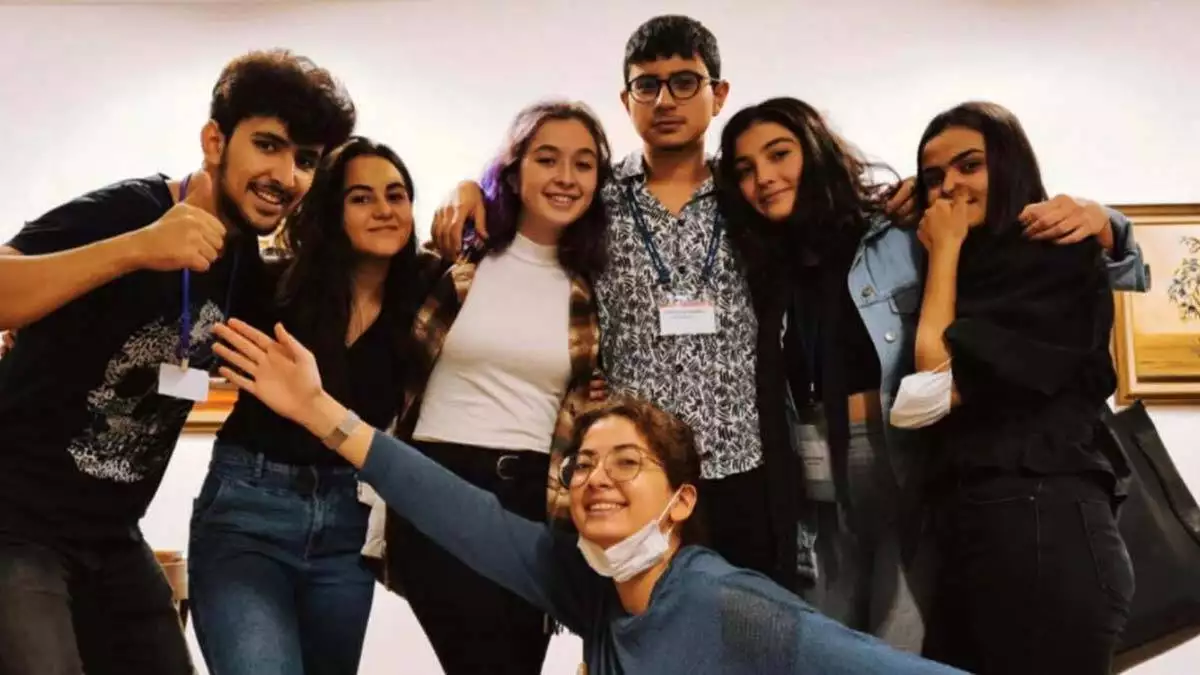 Türkiye'nin çeşitli üniversitelerinde çoğunluğu sahne sanatlarıyla ilgilenen öğrenciler, sosyal medya üzerinden kadına şiddete karşı farkındalığı artırmak için 'kadın demek' adlı grup kurdu. Öğrenciler kadın cinayetleri ve şiddeti anlatan kısa film hazırlayıp, sosyal medyadan paylaştı.