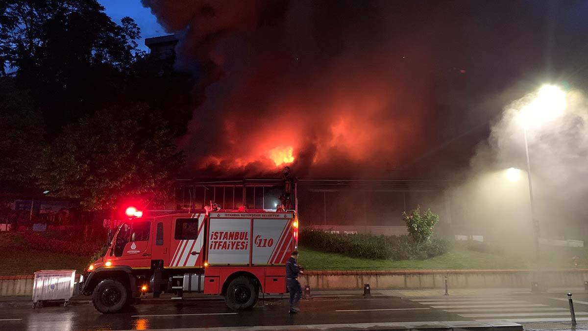 Üsküdar'da kafede yangın