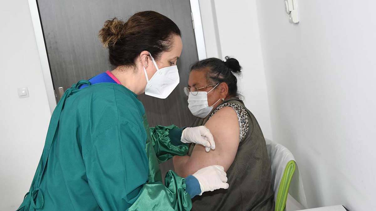 Sağlık Bakanı Fahrettin Koca'nın koronavirüs vaka sayısı en çok azalan iller arasında açıkladığı Tekirdağ'da, 10 bin kişi aşıya ikna edildi.