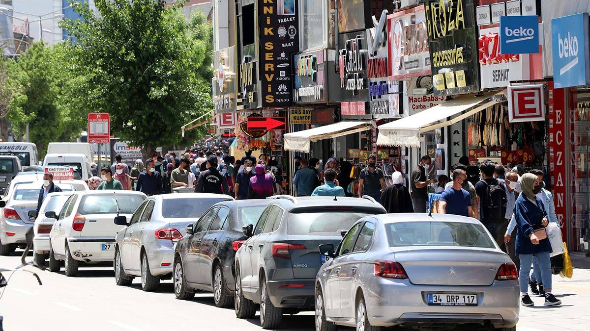 Türkiye'nin İran'a açılan Kapıköy Gümrük Kapısı'nın 17 Mayıs'ta yeniden açılması, Van'da İranlı turist heyecanı yaşattı.