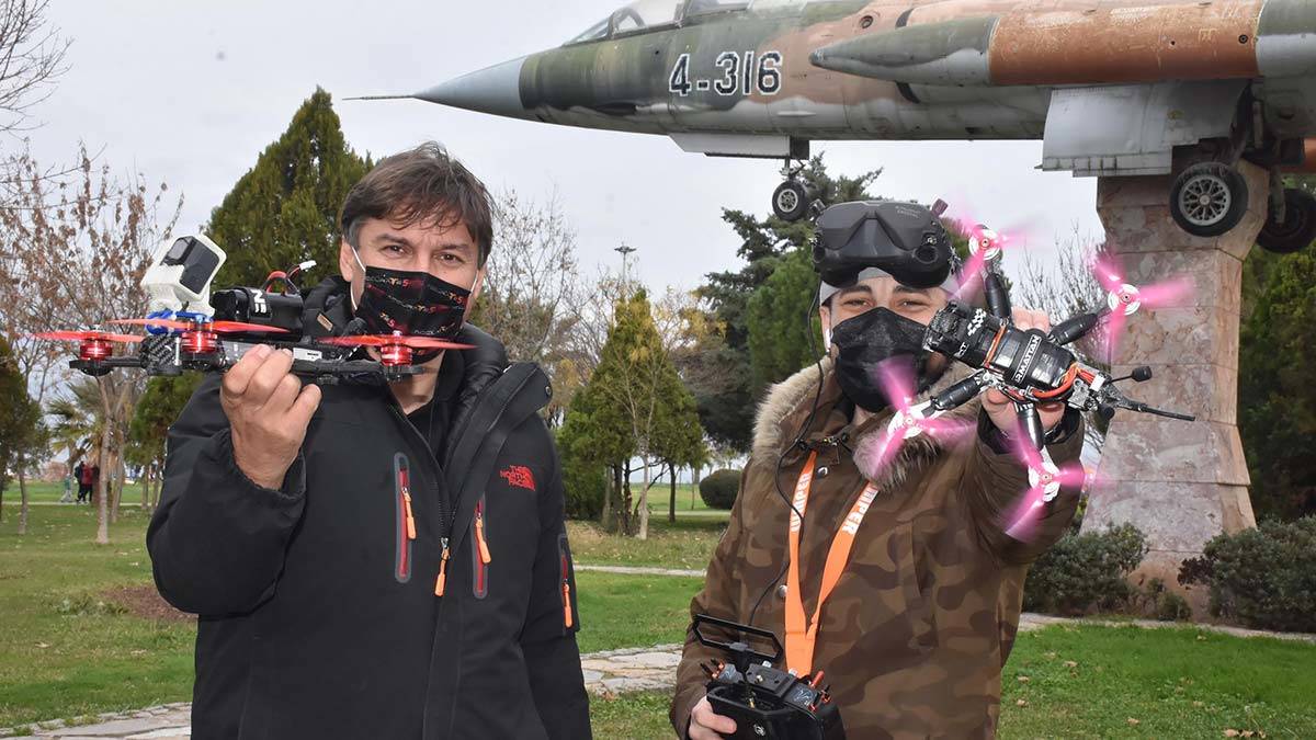 İzmir'de yaşayan yarış dronu pilotları, şampiyonalara aralıksız çalışıyor. Çeşitli engelleri profesyonelce geçen pilotların antrenmanı gerçeğini aratmıyor.