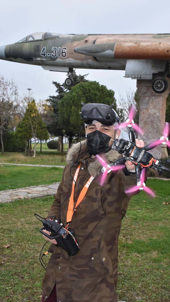Yarış dronu pilotlarının antrenmanı nefes kesiyor