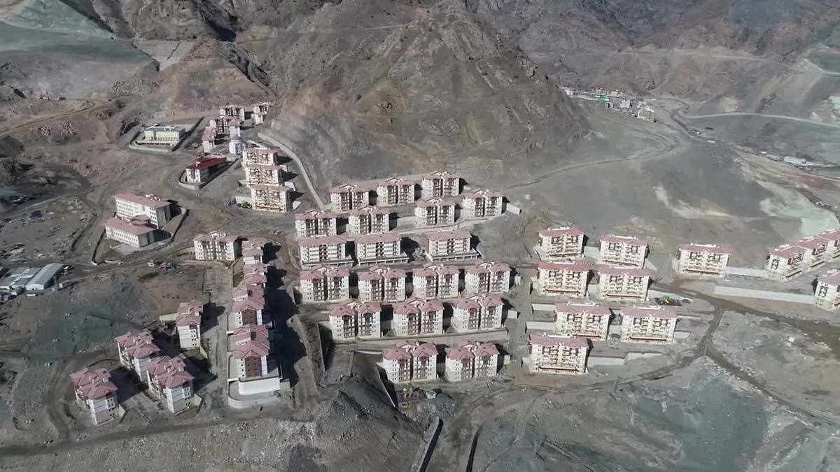 150 yıllık tarihinde 6 kez yerleşim yeri değiştirilen ve 7'nci kez taşınmaya hazırlanan Yusufeli ilçesi, Yansıtıcılar mevkisinde 150 hektarlık alanda 3 bölgede yeniden inşa ediliyor. Belediye Başkanı Eyüp Aytekin, "Bu takvime göre biterse taşınma işleri, eylül-ekim itibarıyla başlar" dedi.