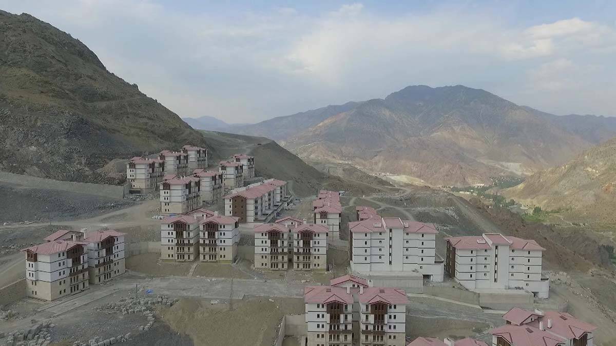 Artvin'de, Çoruh Nehri üzerinde yapımı süren ve 275 metre gövde yüksekliği ile Türkiye’nin en yüksek barajı olacak Yusufeli Barajı'nda sona gelindi.