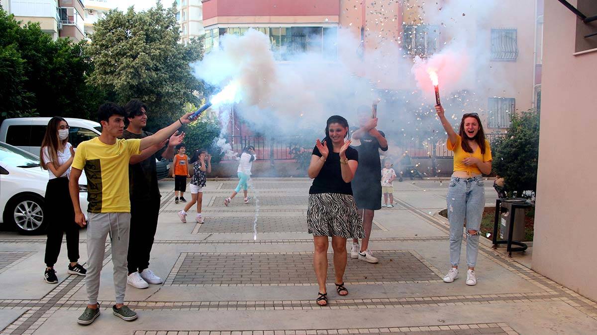Boşanma davasını kazandı davul zurnayla kutladı