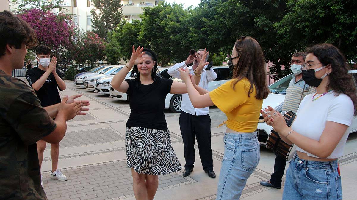 Boşanma davasını kazandı davul zurnayla kutladı