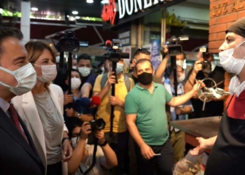 Ali Babacan İzmir'de vatandaşın derdini dinledi