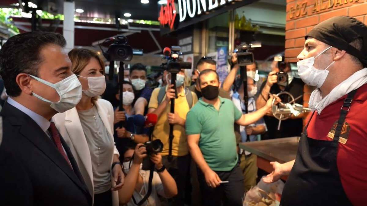 Ali Babacan İzmir'de vatandaşın derdini dinledi