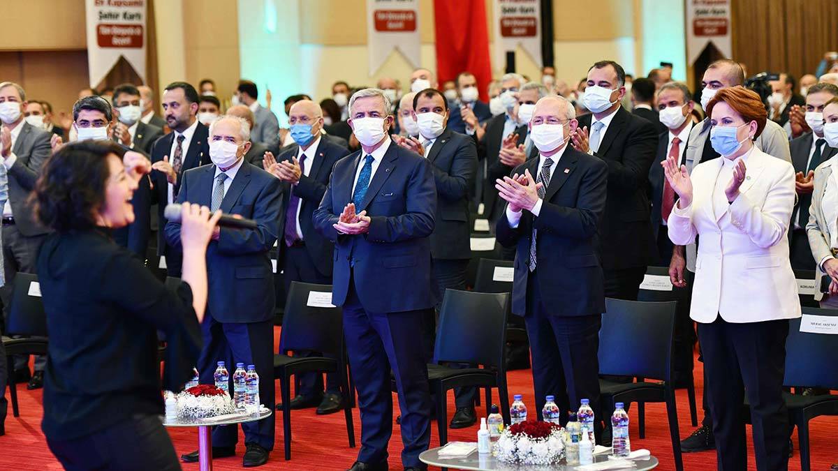 Mansur Yavaş, dünyanın her yerinde geçerli olacak Türkiye’nin en kapsamlı şehir kartı ‘Başkent Kart’ı kamuoyuna tanıttı. "Başkent Kart dünya kartı olacak" dedi.