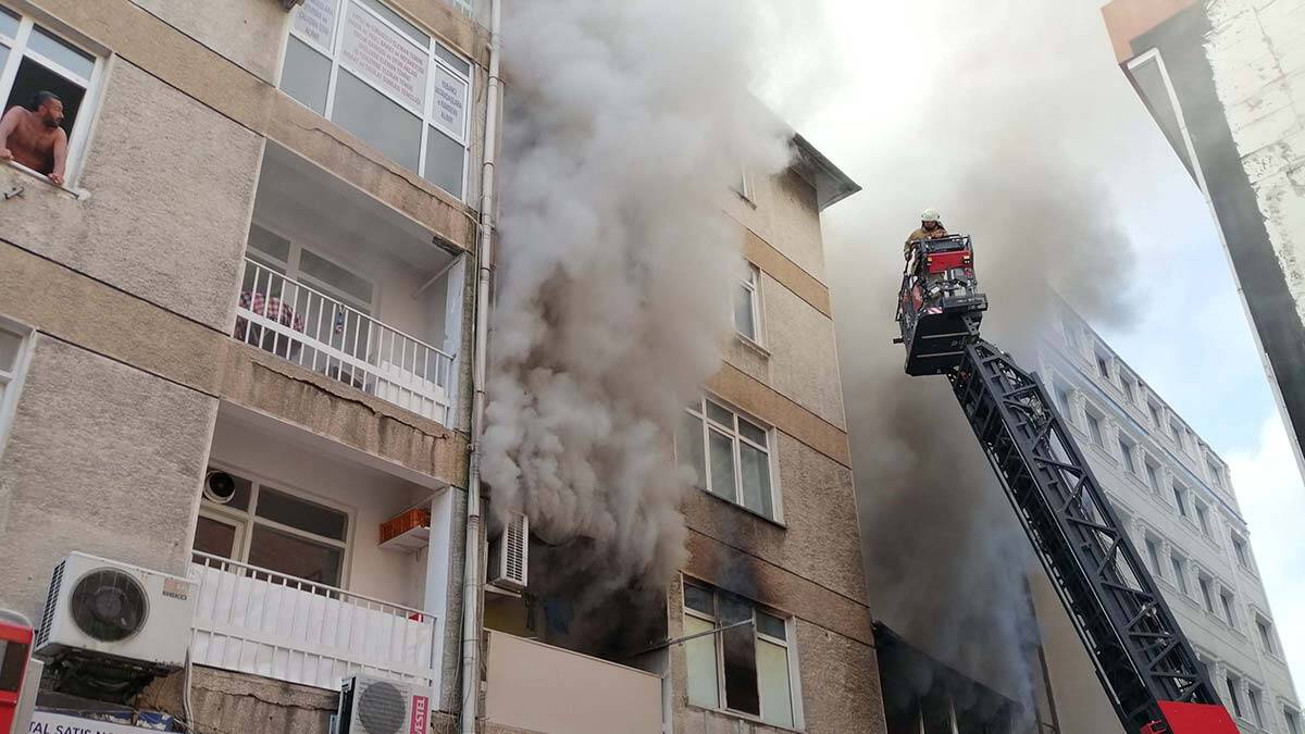 Kadıköy'de Yangında 20 Yaşındaki Genç Hayatını Kaybetti_ 1