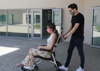 Kırık Ayağına Rağmen Aşı Uygulaması için Hastaneye Gitti