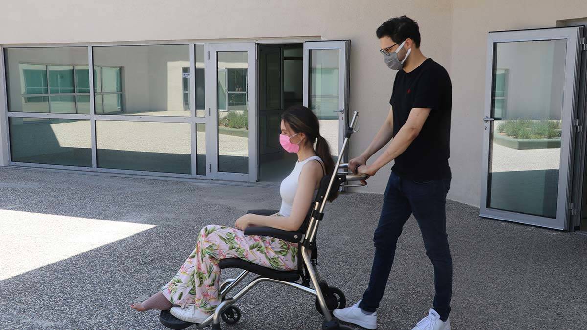 Kırık Ayağına Rağmen Aşı Uygulaması için Hastaneye Gitti