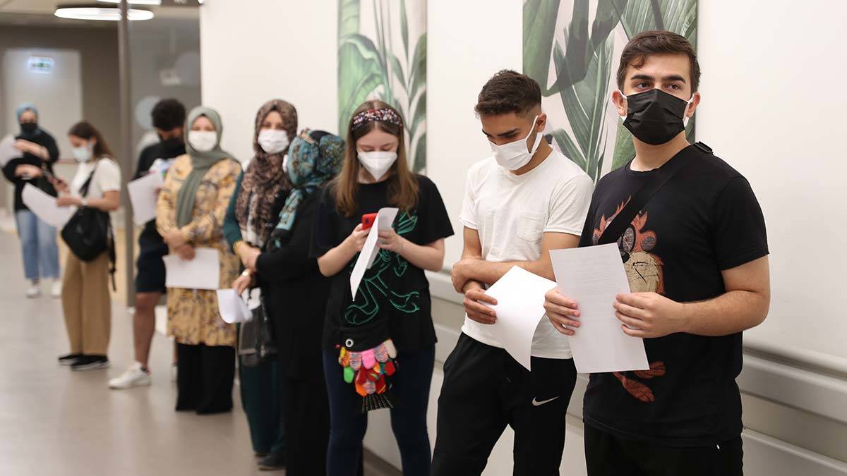 Koronavirüs aşısında 18 yaş dönemi